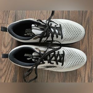 NWOT Brooks Revel 4